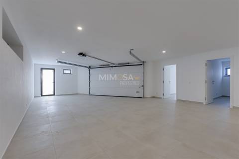 Moradia de Luxo em Lagos – Design Contemporâneo e Vistas de Mar