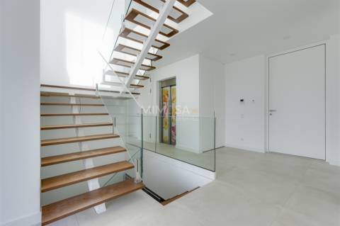 Moradia de Luxo em Lagos – Design Contemporâneo e Vistas de Mar