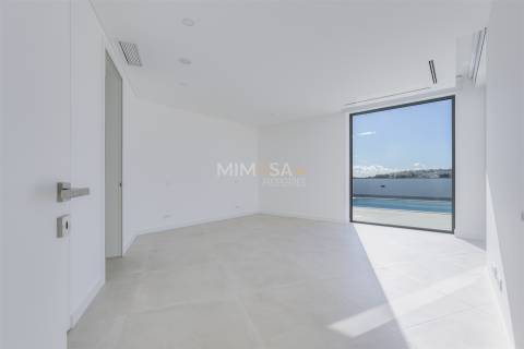 Moradia de Luxo em Lagos – Design Contemporâneo e Vistas de Mar