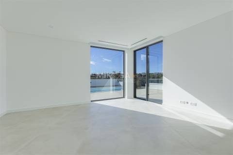 Moradia de Luxo em Lagos – Design Contemporâneo e Vistas de Mar