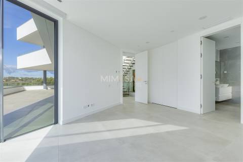 Moradia de Luxo em Lagos – Design Contemporâneo e Vistas de Mar