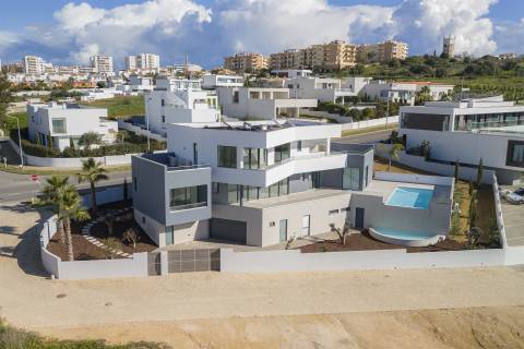 Moradia de Luxo em Lagos – Design Contemporâneo e Vistas de Mar