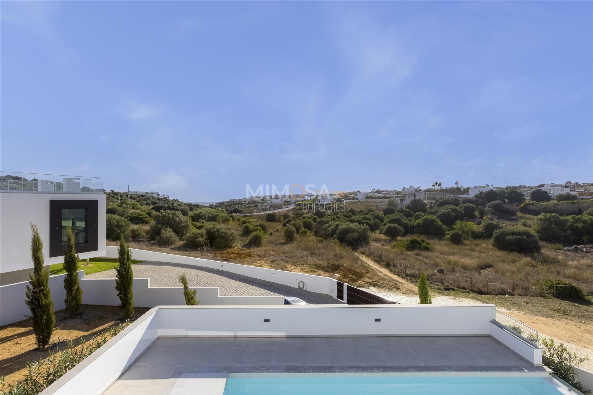 Moradia de Luxo em Lagos – Design Contemporâneo e Vistas de Mar
