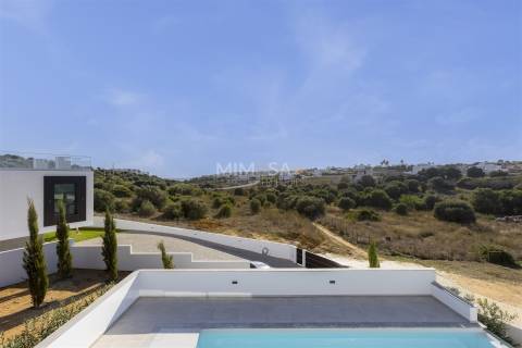 Moradia de Luxo em Lagos – Design Contemporâneo e Vistas de Mar