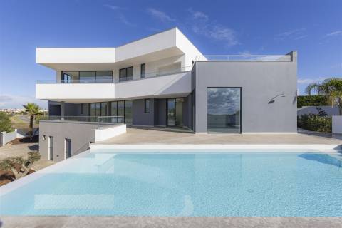 Moradia de Luxo em Lagos – Design Contemporâneo e Vistas de Mar