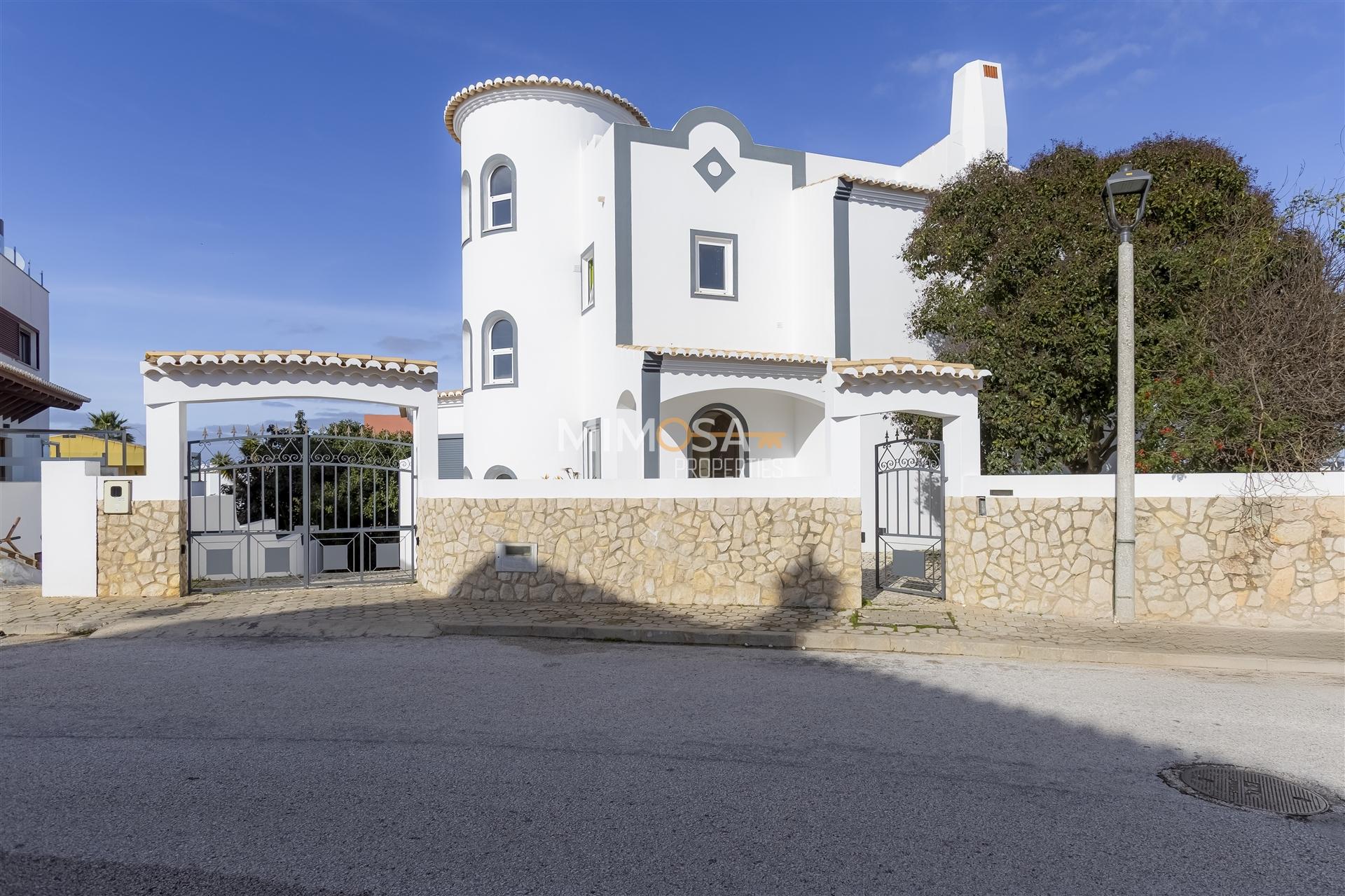 Elegante Moradia T4 em Cerro das Mos – Lagos