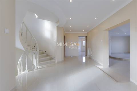 Elegante Moradia T4 em Cerro das Mos – Lagos