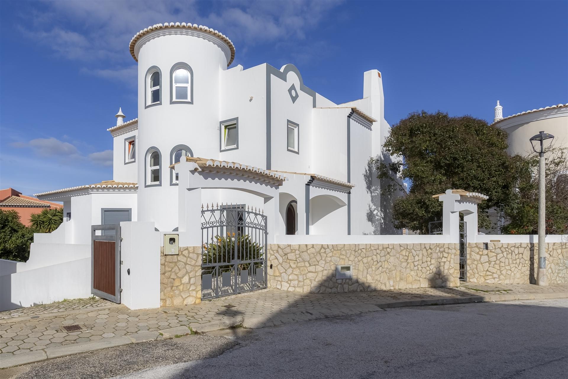 Elegante Moradia T4 em Cerro das Mos – Lagos