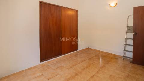 Moradia T3+1 num terreno com 2.420 m² junto a Silves