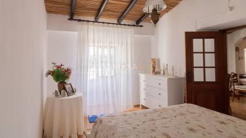 Moradia T3+1 num terreno com 2.420 m² junto a Silves