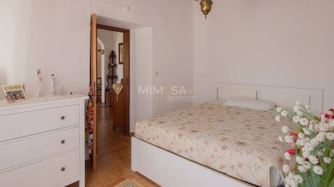 Moradia T3+1 num terreno com 2.420 m² junto a Silves