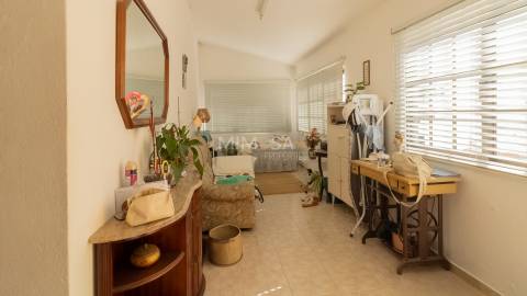 Moradia T3+1 num terreno com 2.420 m² junto a Silves