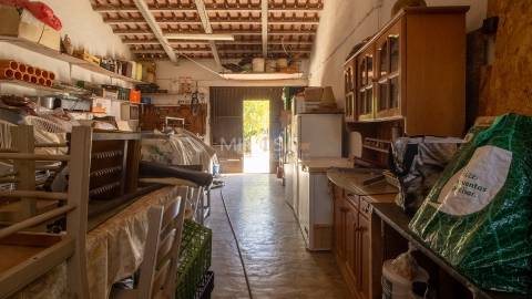 Moradia T3+1 num terreno com 2.420 m² junto a Silves