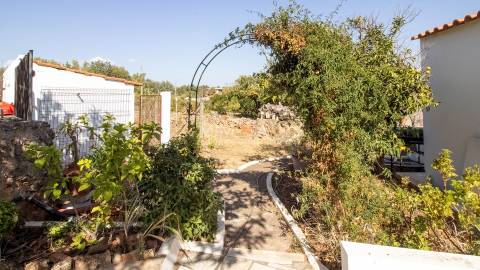 Moradia T3+1 num terreno com 2.420 m² junto a Silves