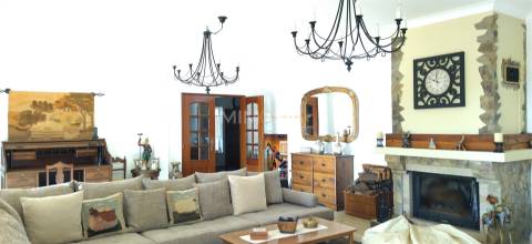 Moradia T5 de 3 pisos com moradia T1 independente e Garagem, Lagos