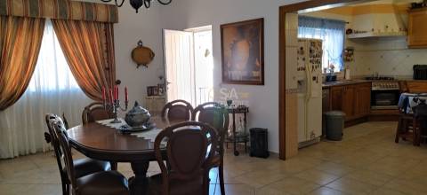 Moradia T5 de 3 pisos com moradia T1 independente e Garagem, Lagos