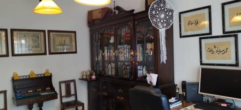 Moradia T5 de 3 pisos com moradia T1 independente e Garagem, Lagos