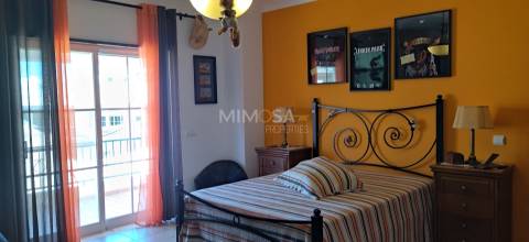 Moradia T5 de 3 pisos com moradia T1 independente e Garagem, Lagos