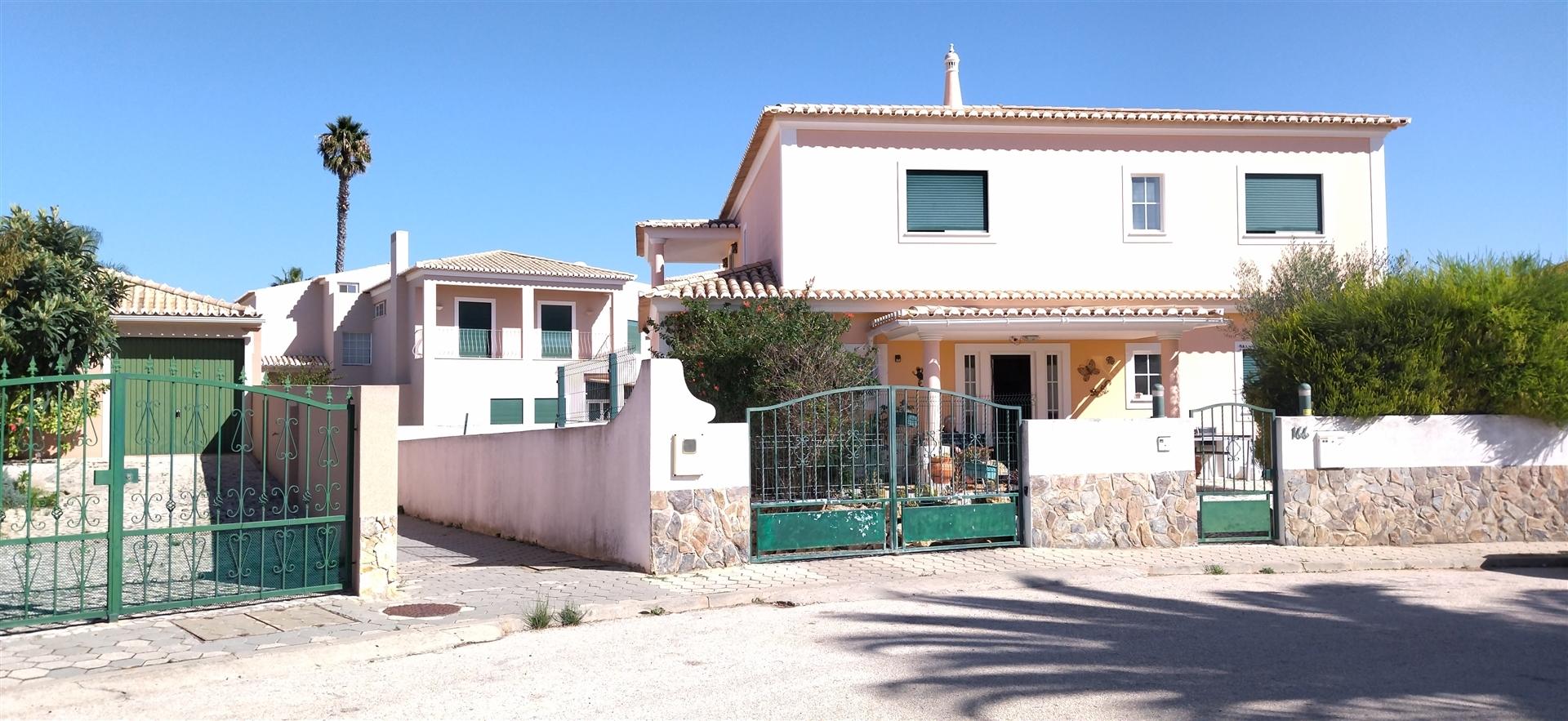 Moradia T5 de 3 pisos com moradia T1 independente e Garagem, Lagos