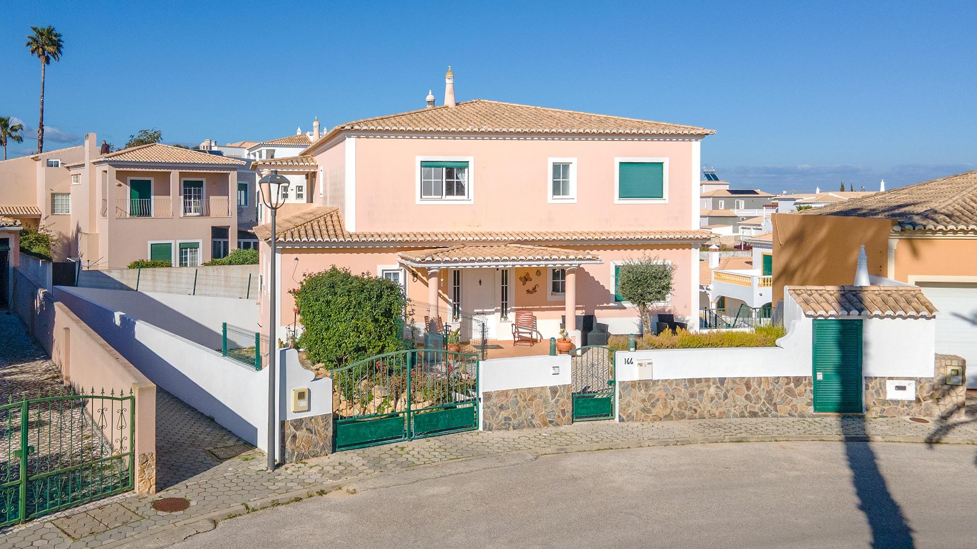 Moradia T5 de 3 pisos com moradia T1 independente e Garagem, Lagos