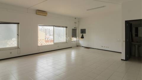 Espaço Comercial em Localização Estratégica no Centro de Lagos