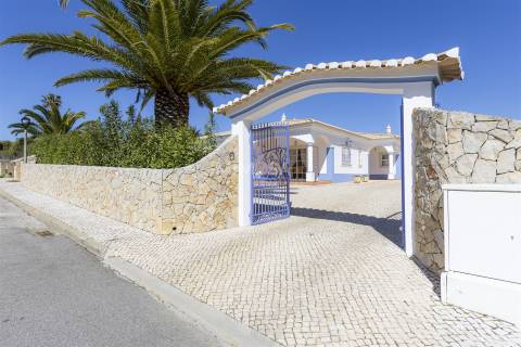 Moradia T3 Exclusiva com piscina a 2 min da Meia Praia – Lagos