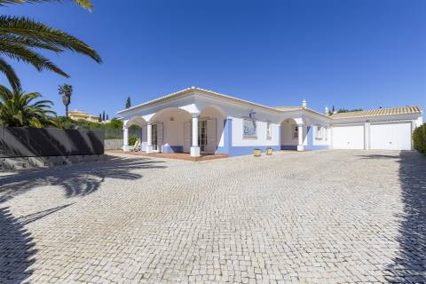 Moradia T3 Exclusiva com piscina a 2 min da Meia Praia – Lagos