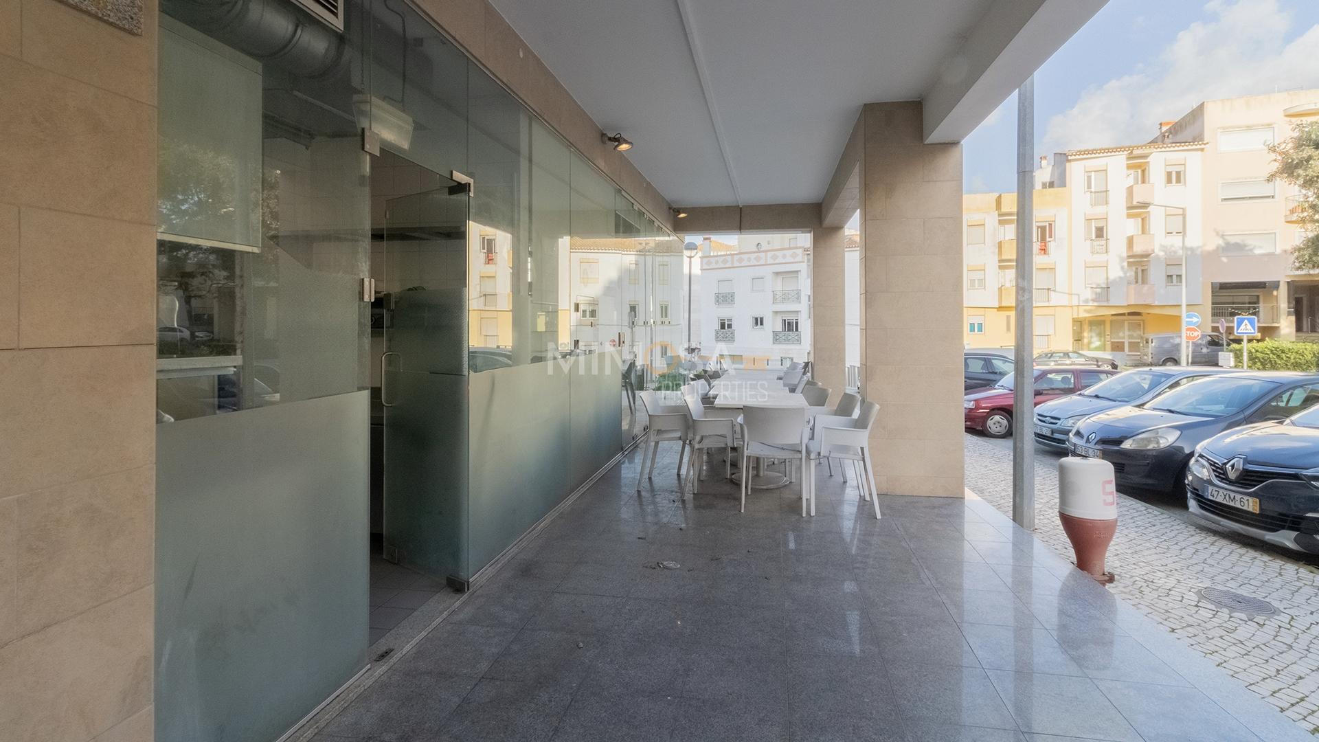 Excelente oportunidade – Restaurante totalmente equipado em Lagos