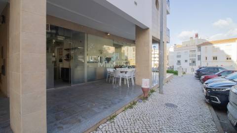 Excelente oportunidade – Restaurante totalmente equipado em Lagos