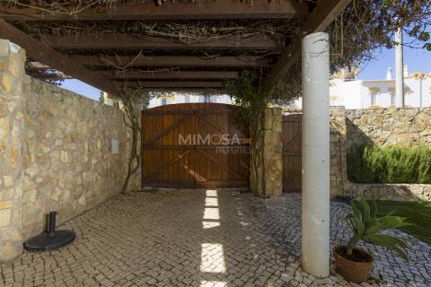 Moradia T3 com Jardim Privado em Localização Central de Lagos