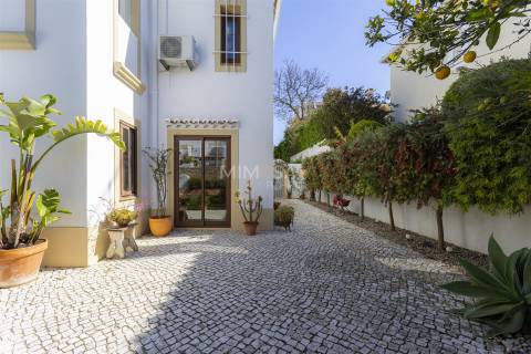 Moradia T3 com Jardim Privado em Localização Central de Lagos