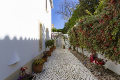 Moradia T3 com Jardim Privado em Localização Central de Lagos