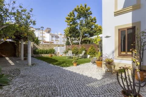Moradia T3 com Jardim Privado em Localização Central de Lagos