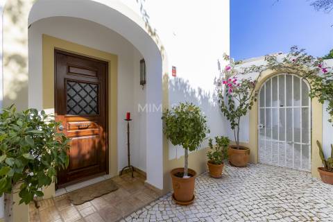Moradia T3 com Jardim Privado em Localização Central de Lagos