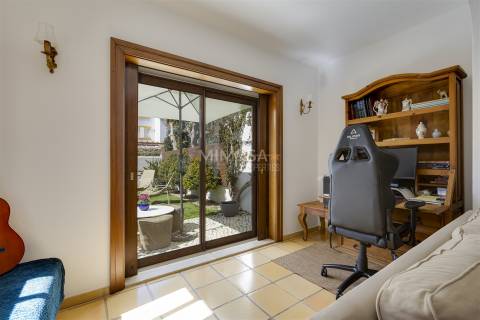 Moradia T3 com Jardim Privado em Localização Central de Lagos