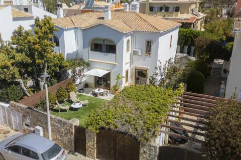 Moradia T3 com Jardim Privado em Localização Central de Lagos