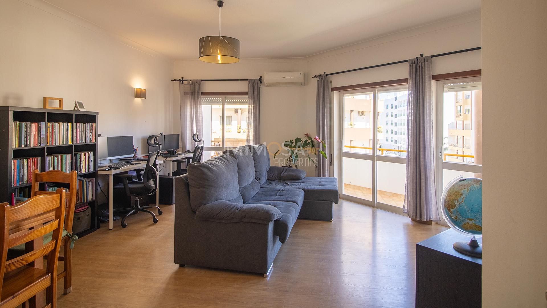 Apartamento T2 com varanda panorâmica e garagem em Lagos