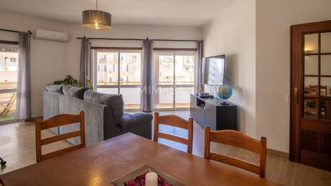 Apartamento T2 com varanda panorâmica e garagem em Lagos