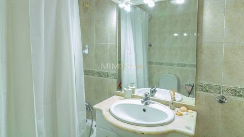 Apartamento T2 com varanda panorâmica e garagem em Lagos