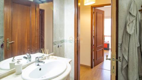 Apartamento T2 com varanda panorâmica e garagem em Lagos