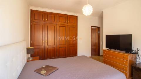 Apartamento T2 com varanda panorâmica e garagem em Lagos