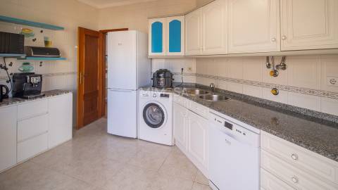 Apartamento T2 com varanda panorâmica e garagem em Lagos