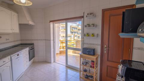 Apartamento T2 com varanda panorâmica e garagem em Lagos