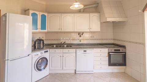 Apartamento T2 com varanda panorâmica e garagem em Lagos