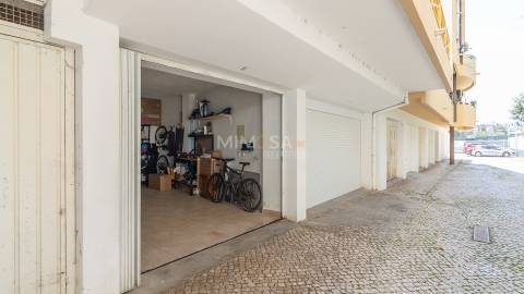 Apartamento T2 com varanda panorâmica e garagem em Lagos