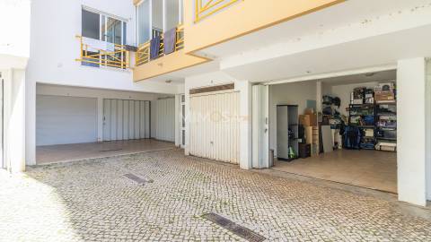 Apartamento T2 com varanda panorâmica e garagem em Lagos