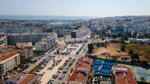 Apartamento T2 com varanda panorâmica e garagem em Lagos