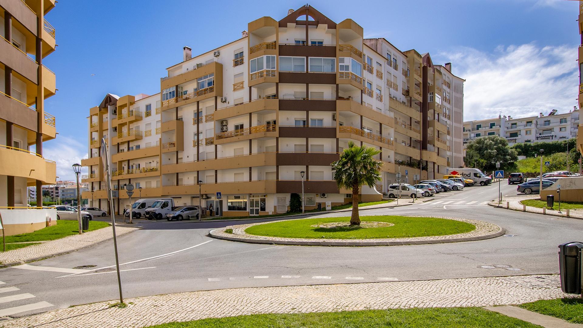Apartamento T2 com varanda panorâmica e garagem em Lagos