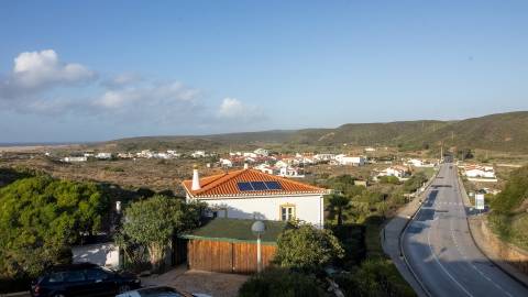 Moradia T4 para restauro na Costa Vicentina-Carrapateira, Algarve