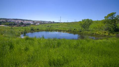 Refúgio Rural com 1 Hectare a 10 Minutos de Lagos